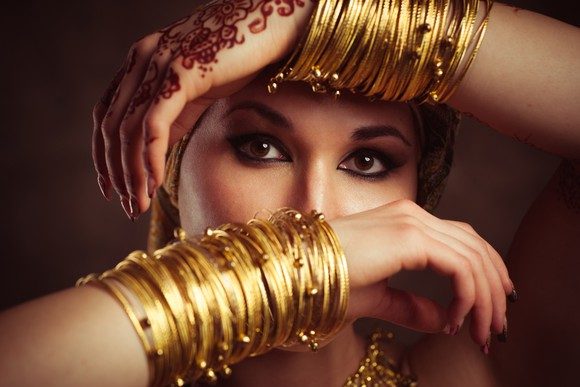 indische Frau mit Goldreifen