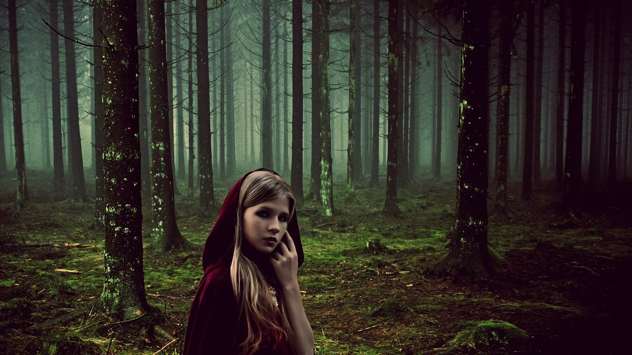 Mädchen alleine im Wald
