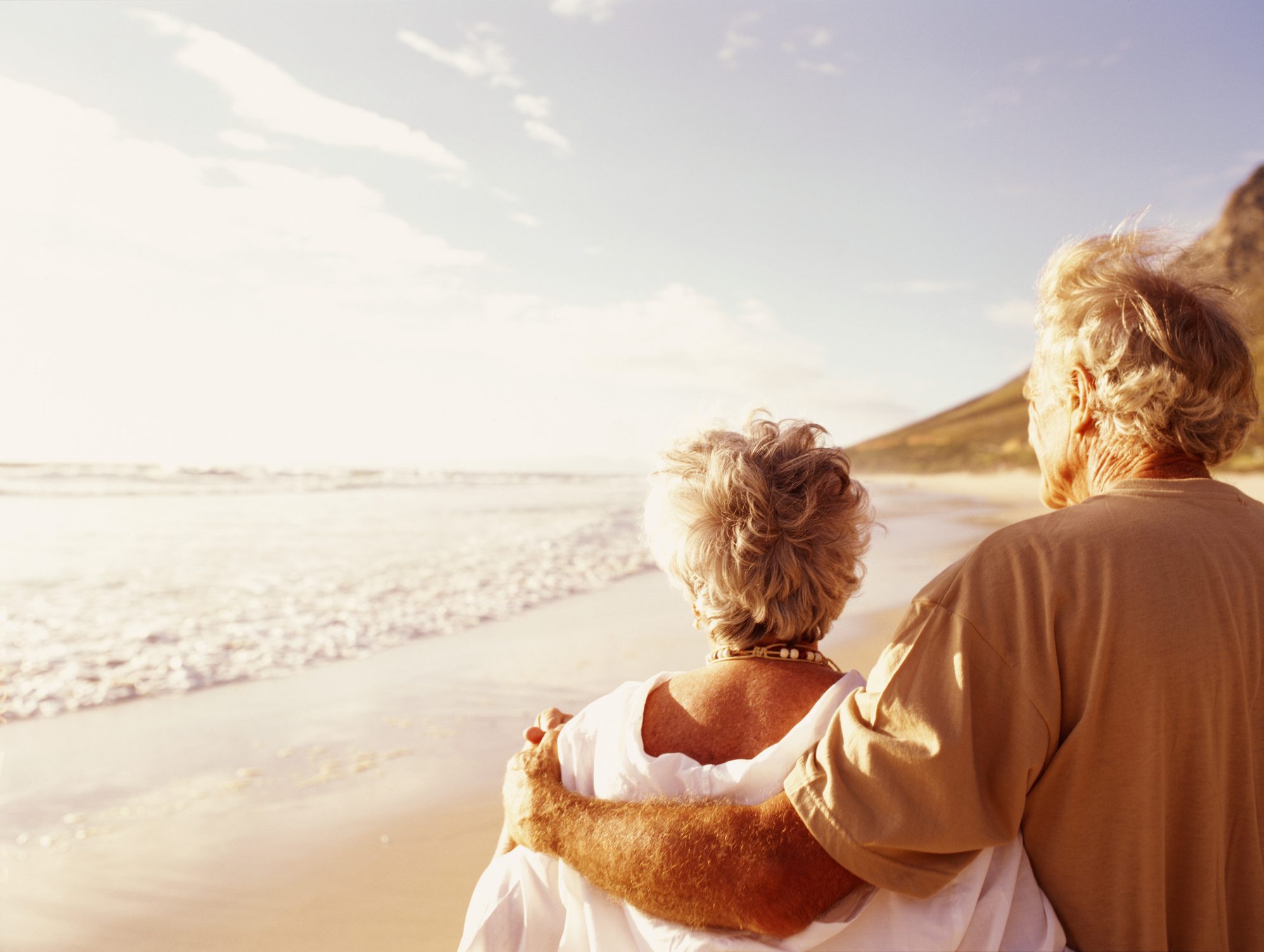 Älteres Paar beim Strandurlaub reich