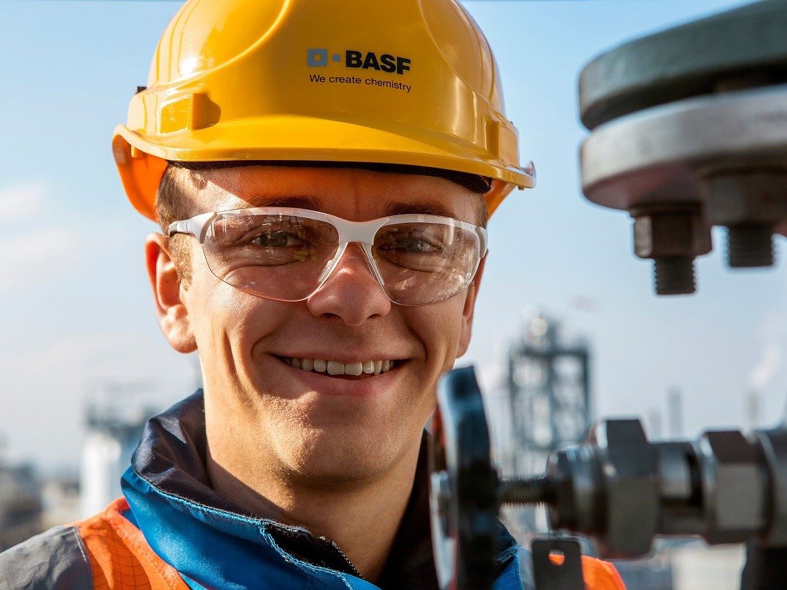 BASF Mitarbeiter mit Helm