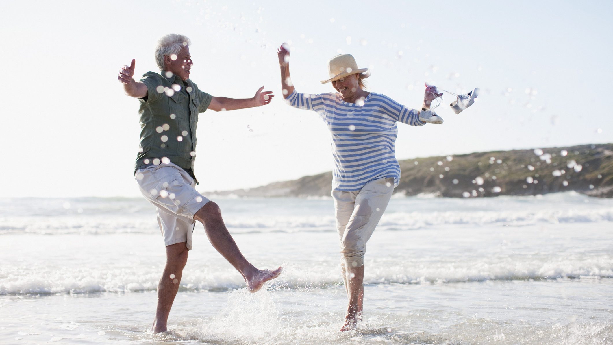 Glückliches Rentner-Ehepaar am Meer