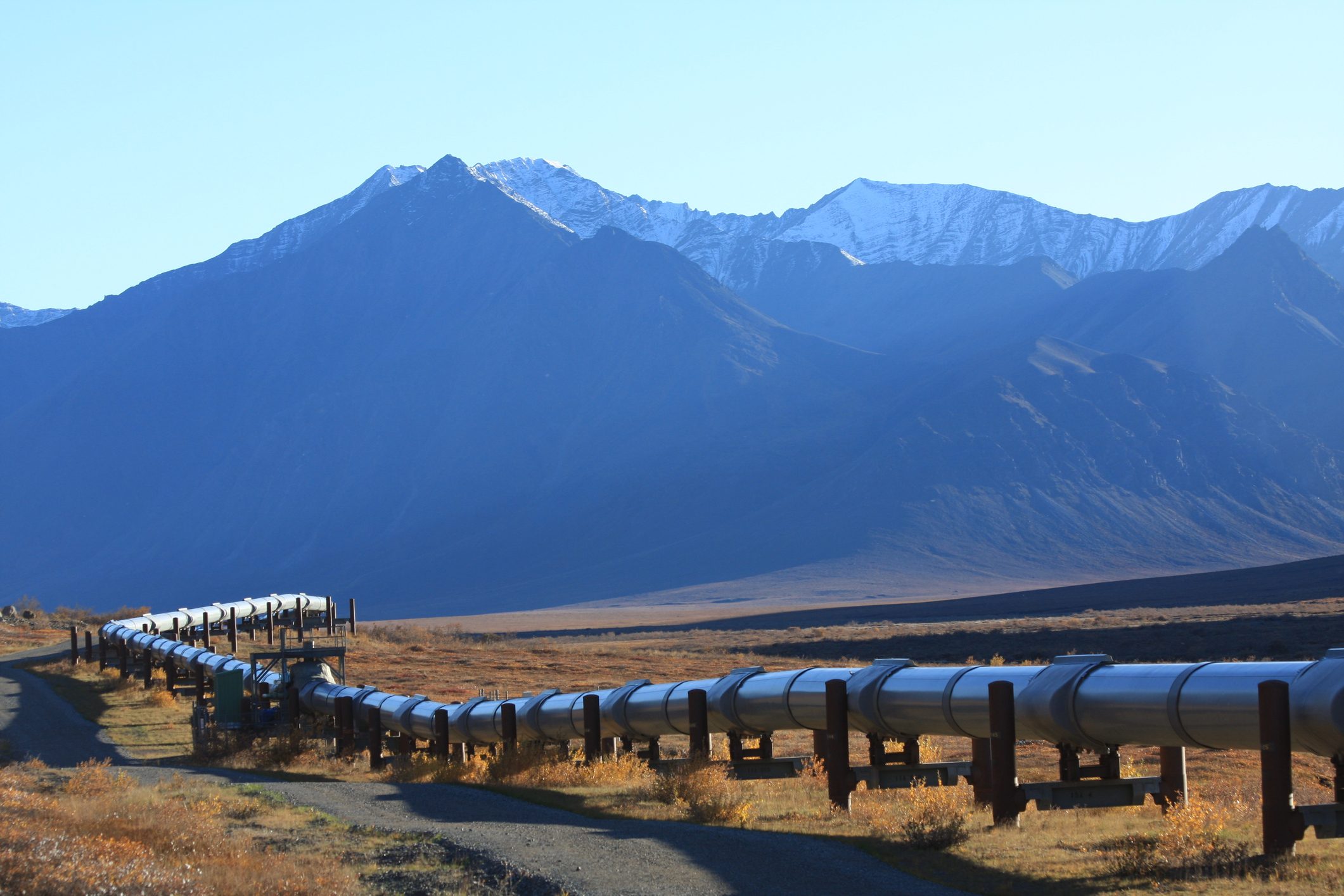 Pipeline mit Gebirge im Hintergrund Pipelines