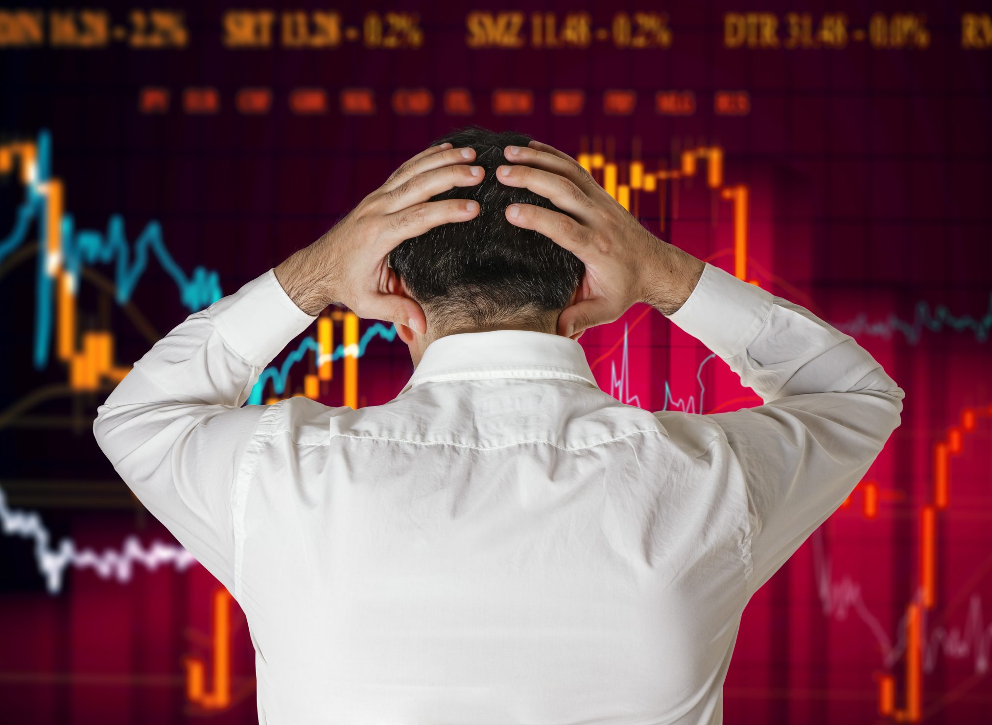 Broker schlägt Hände vor rotem Chart über den Kopf Börsencrash schlechte Performance Crash Börsenkorrektur
