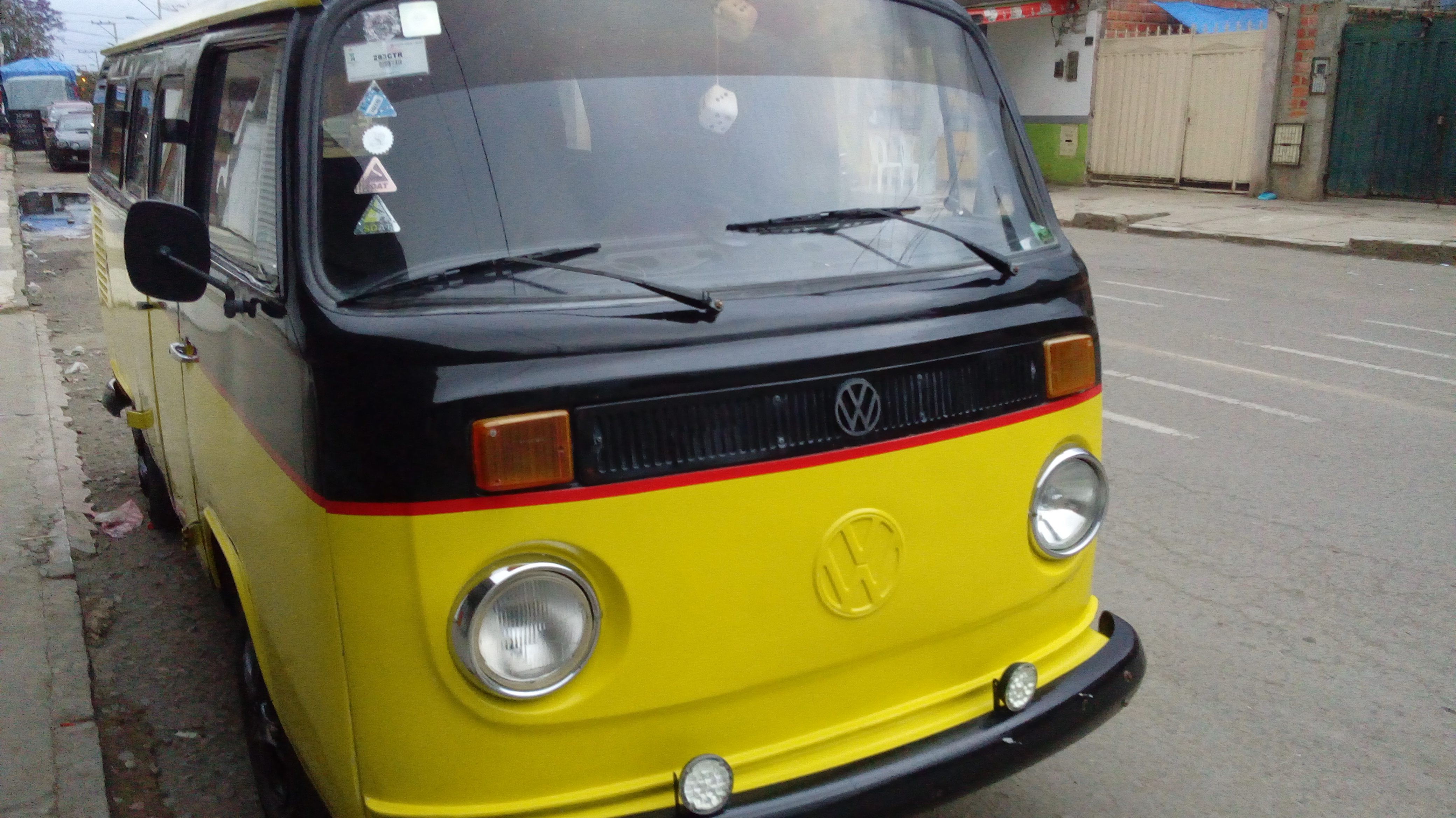 VW Bully gelb-schwarz