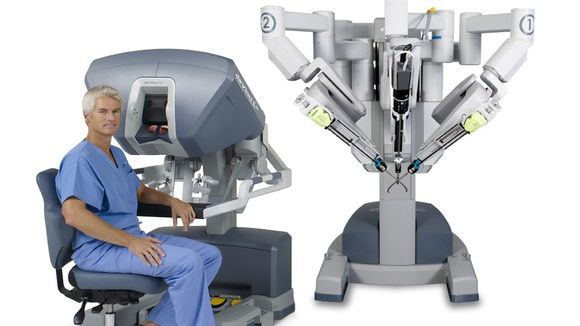 Ein OP-Roboter da Vinci von Intuitive Surgical
