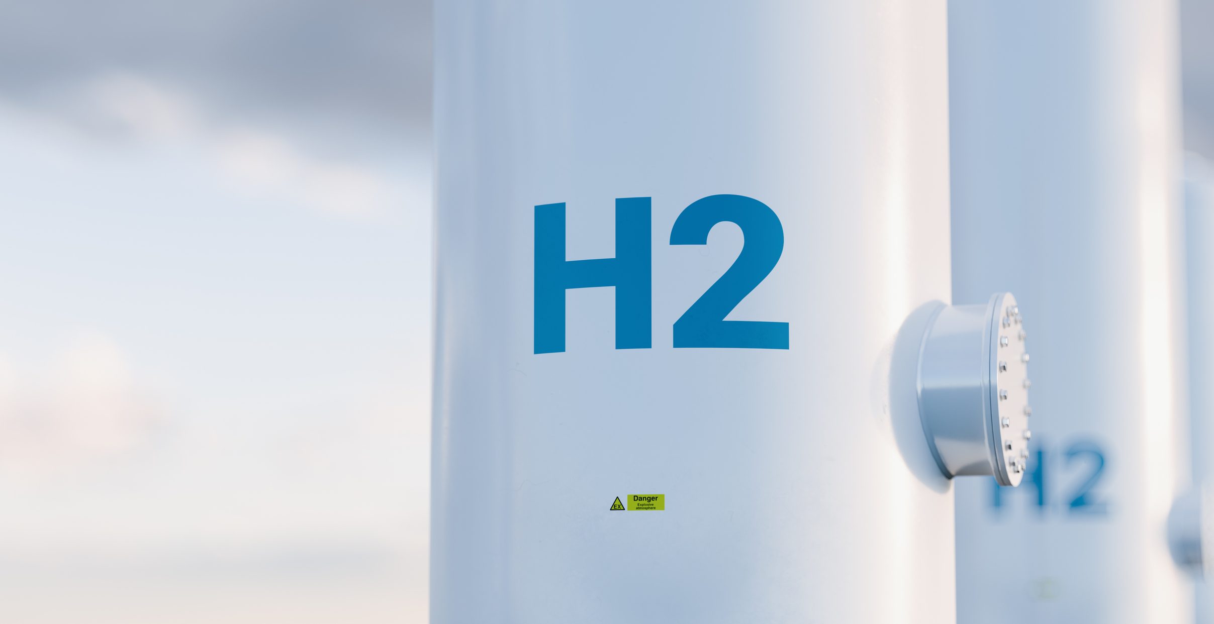 Aufschrift H2 auf einem Wasserstoff-Tank