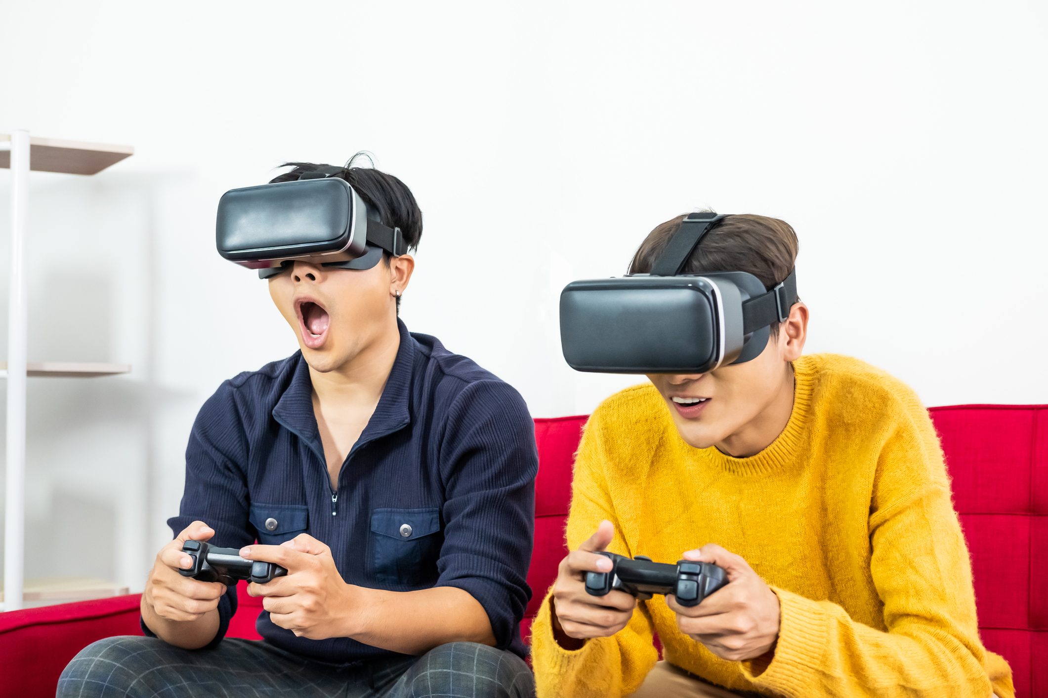 zwei Gamer mit VR-Brillen